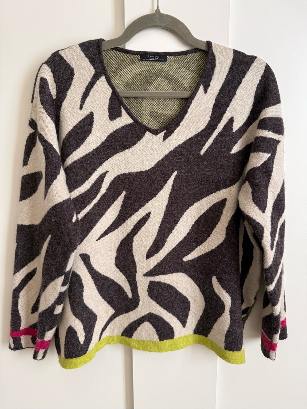 Vintage Parfois Collection Sweater Ivory & Charcoal Gray Abstract Stripe V-neck